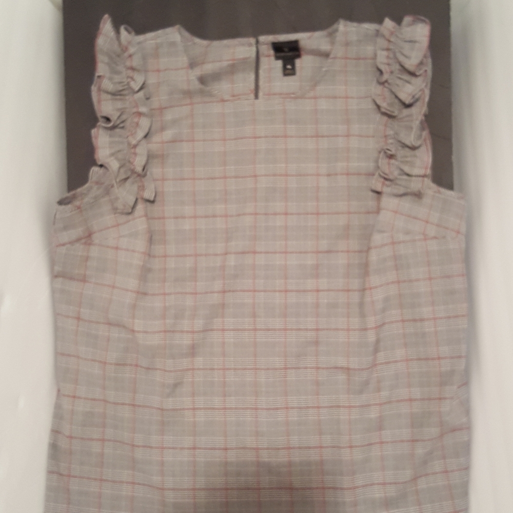 sleeveless plaid shirt